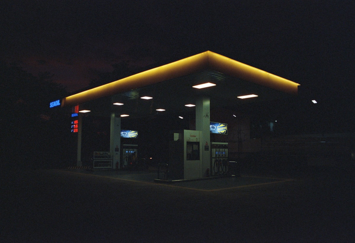 Posto de combustivel a noite